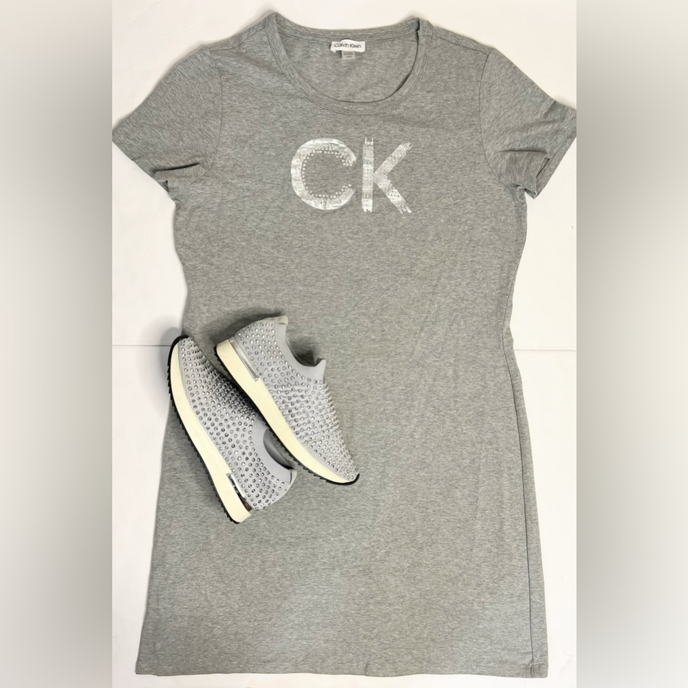 (Final sale price)

Calvin Klein Light Gray Logo Tee Dress